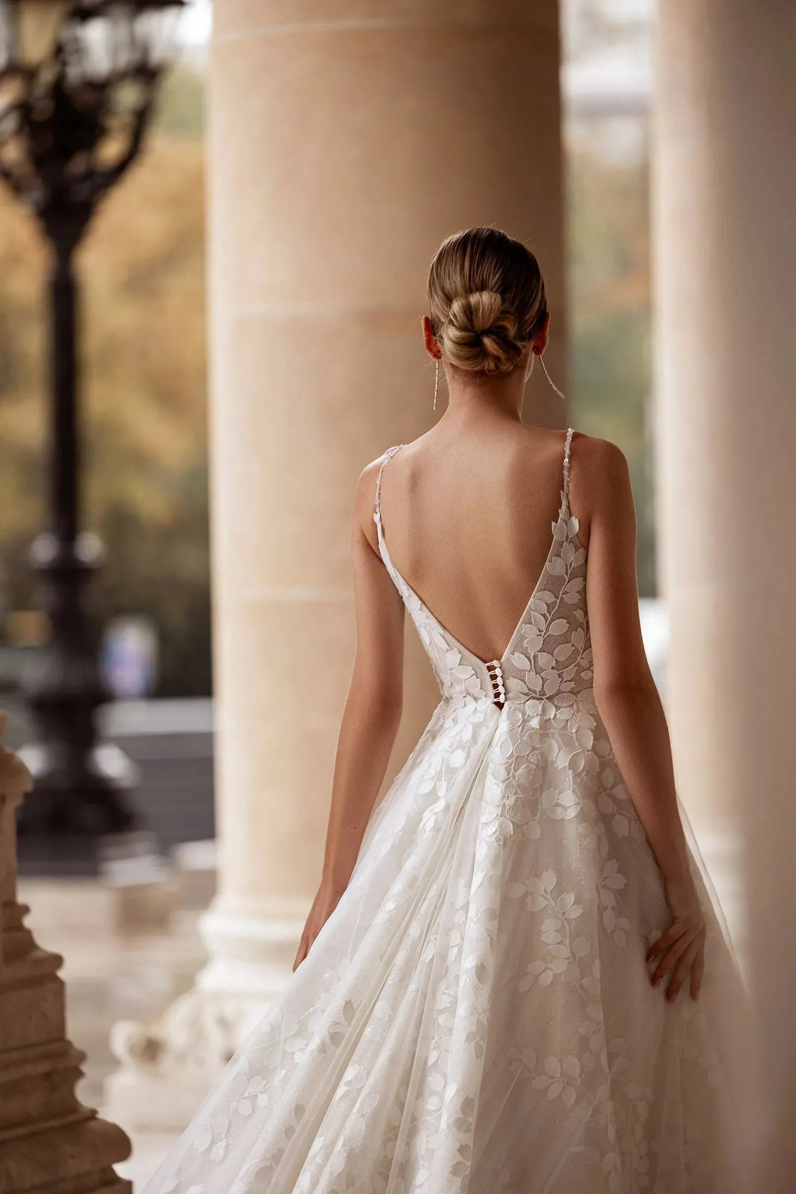 Croatia Charming V-neck Wedding Dresses for Bride Backless Spaghetti Straps A-line Appliques