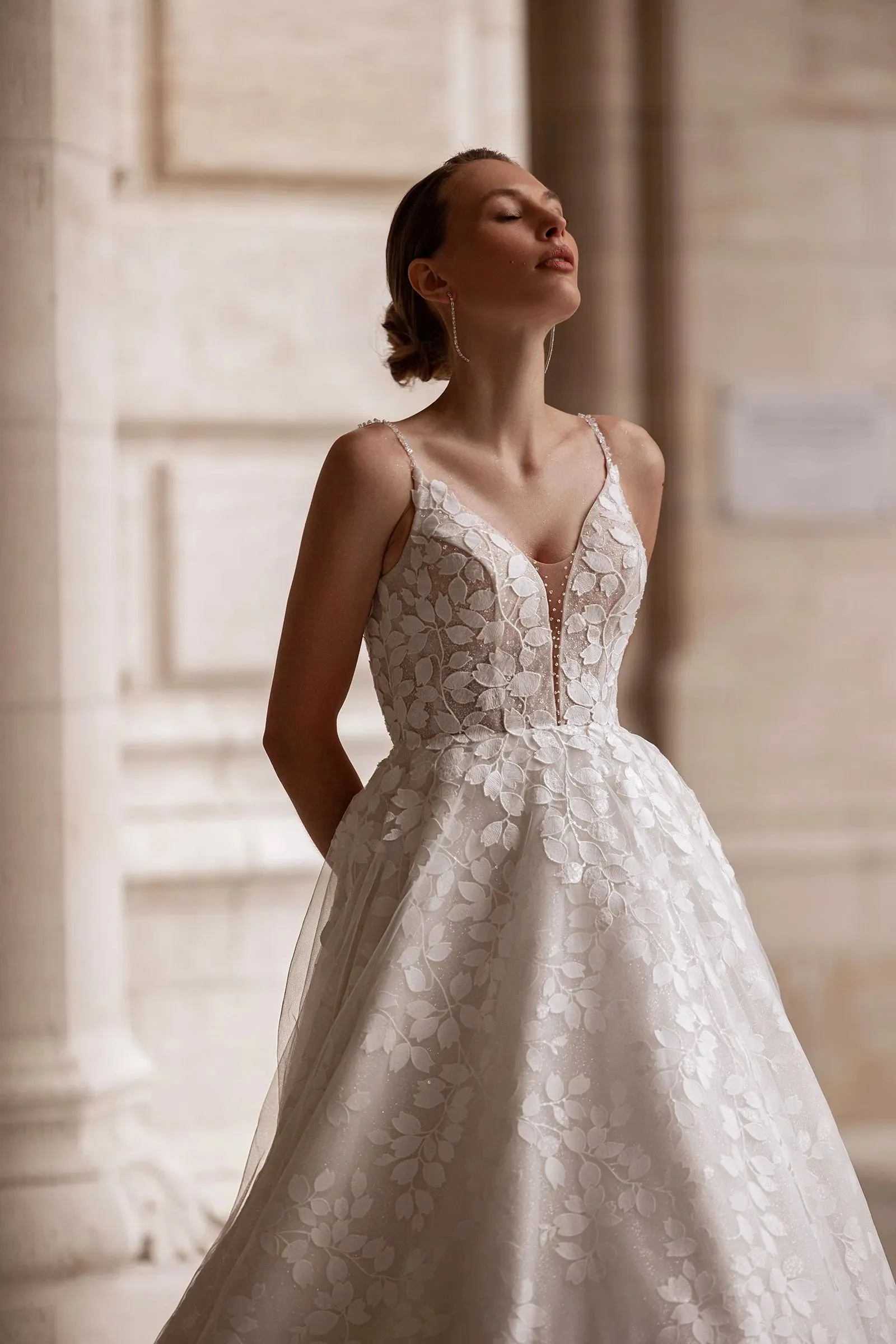 Croatia Charming V-neck Wedding Dresses for Bride Backless Spaghetti Straps A-line Appliques