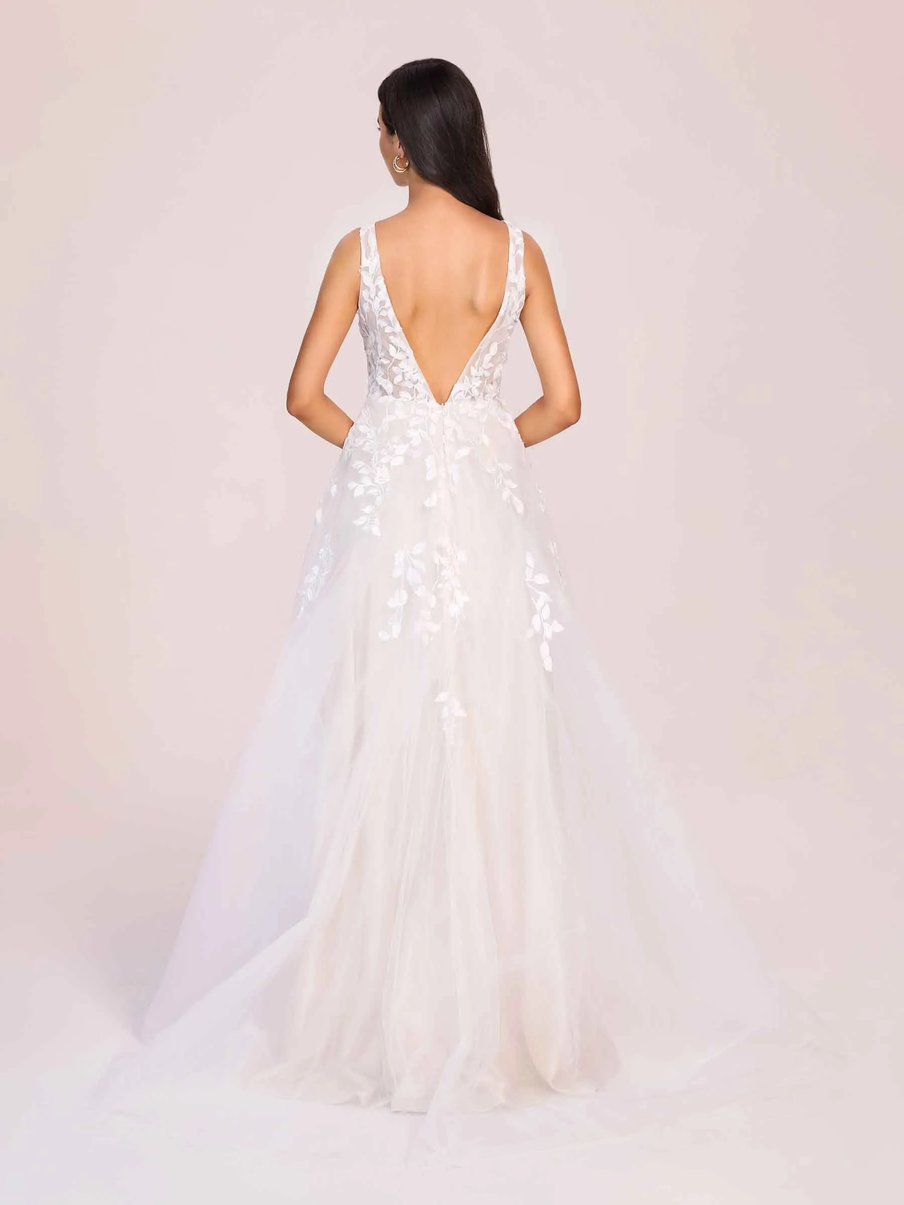 Gorgeous V-neck Open Back A-line Lace Floor Length Wedding Dress