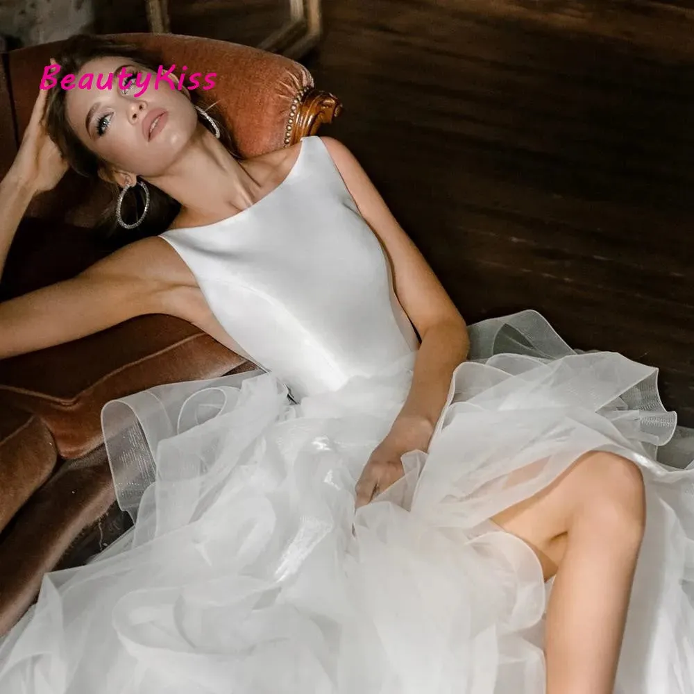 Vintage Satin Ruffles Tulle Wedding Dress A-Line Scoop Neck Bridal Gowns Sleeveless Sweep Train Backless Princess Bride Dresses